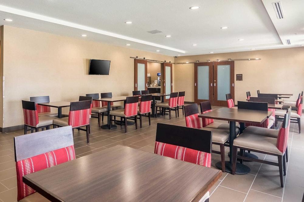 Comfort Suites Fairgrounds West Оклахома-Сіті Екстер'єр фото